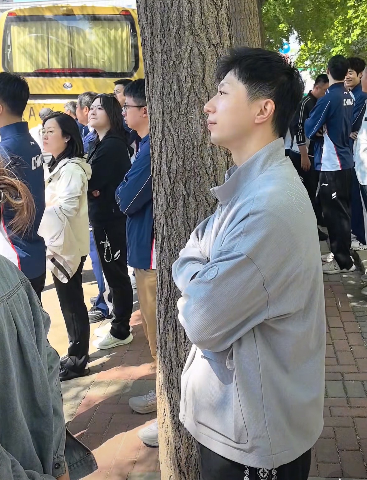 在 