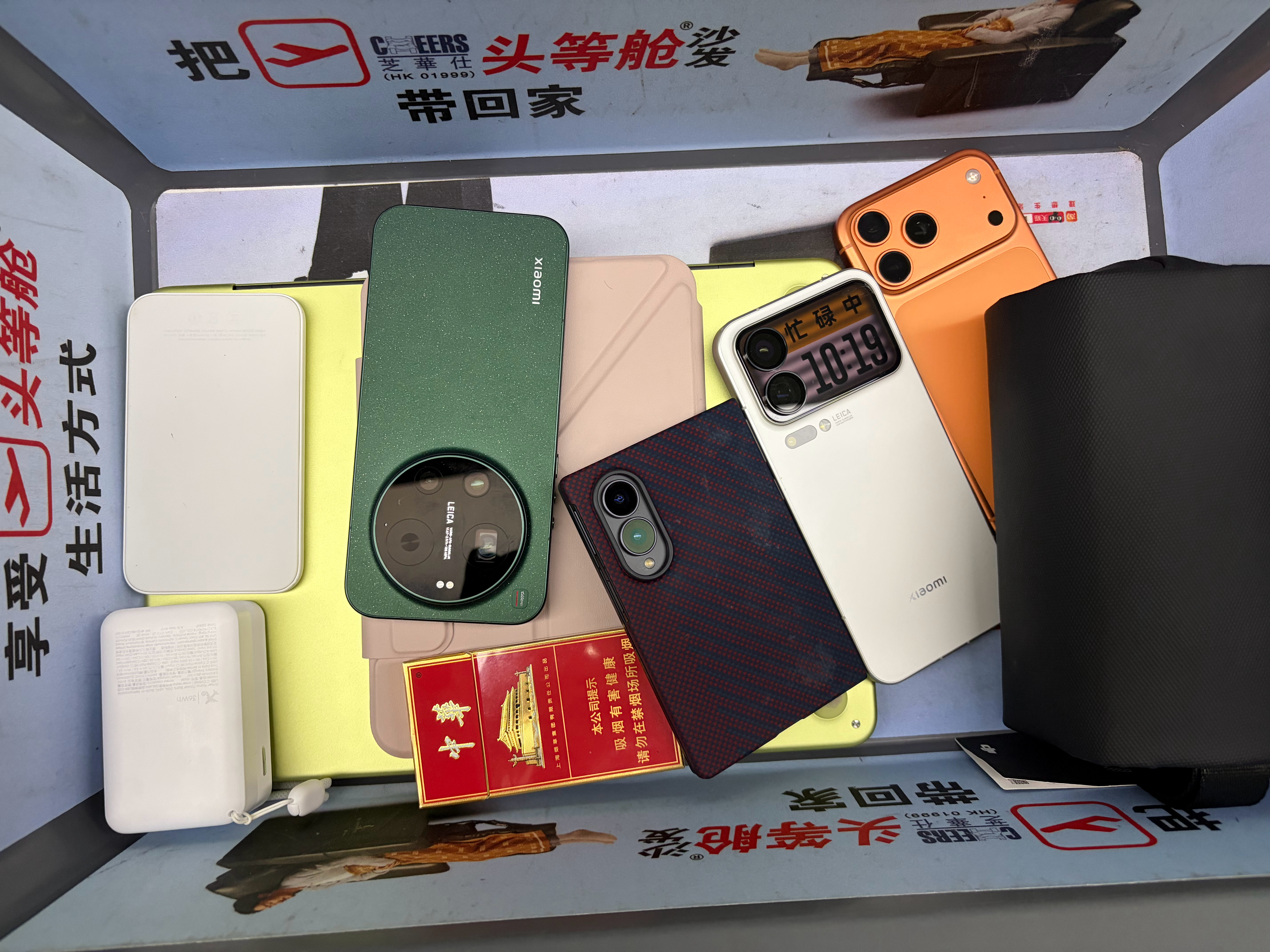 我也不知道出差带这么多手机干啥。总想着，万一有用呢 