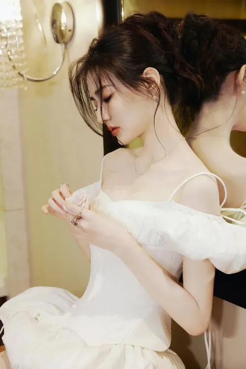 徐璐登上CHIC封面，再次以独特魅力惊艳众人。她身着白色蕾丝渔网袜，这一搭配大胆