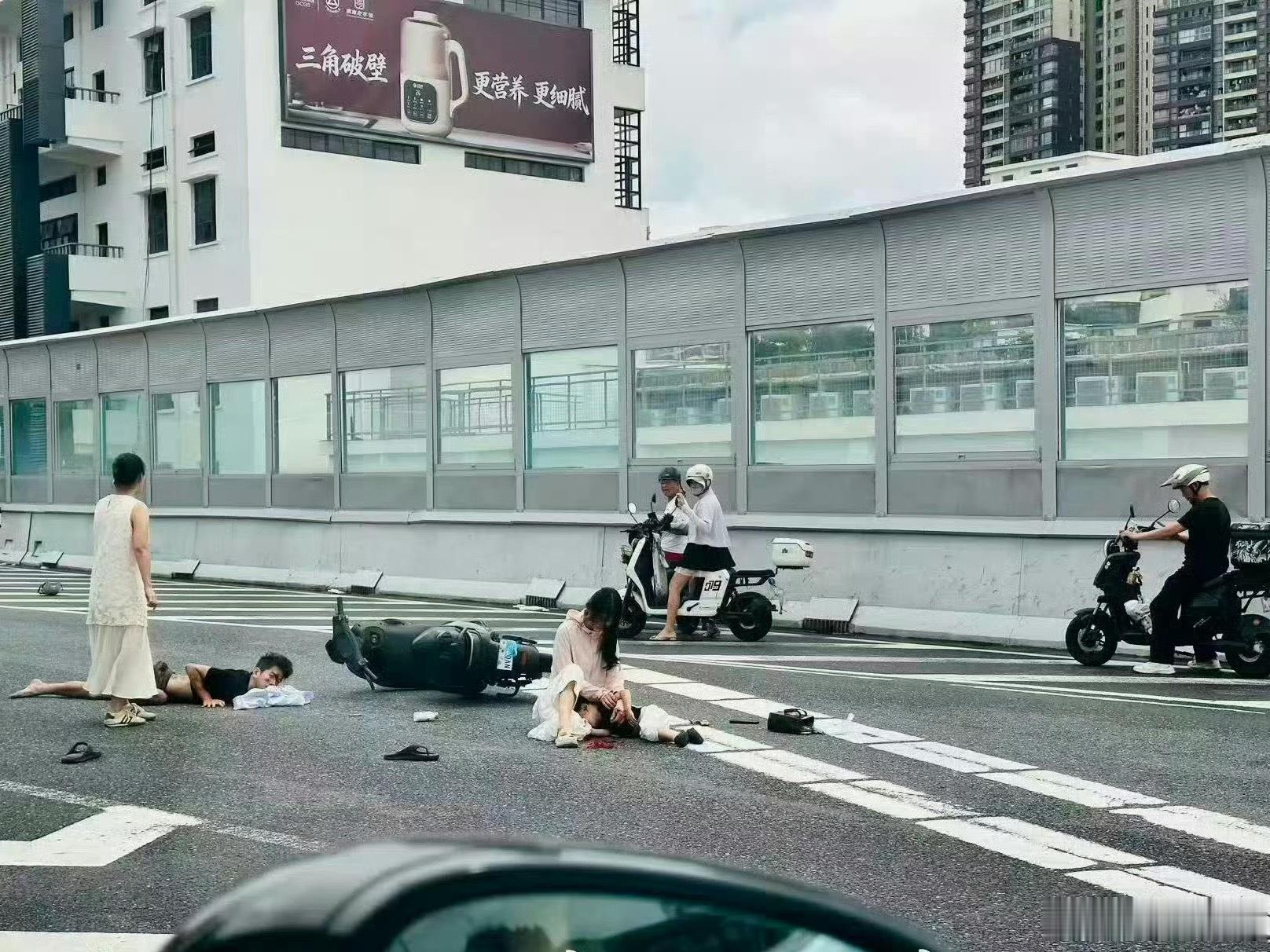 一家三口上高架引争议真的没法理解！高架车流大、车速快，本来就不让电动车上路。还带