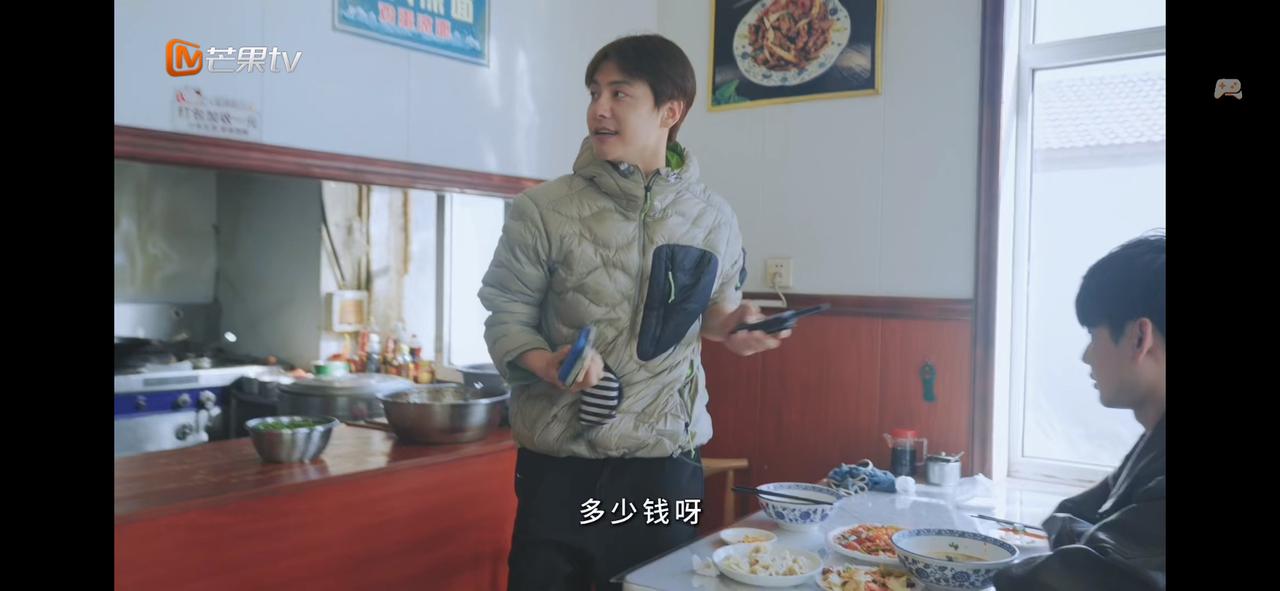 马天宇吃饭被多收了30块钱。
马天宇和黄凯自驾从北京穿越大西北到伊犁。
中途吃饭