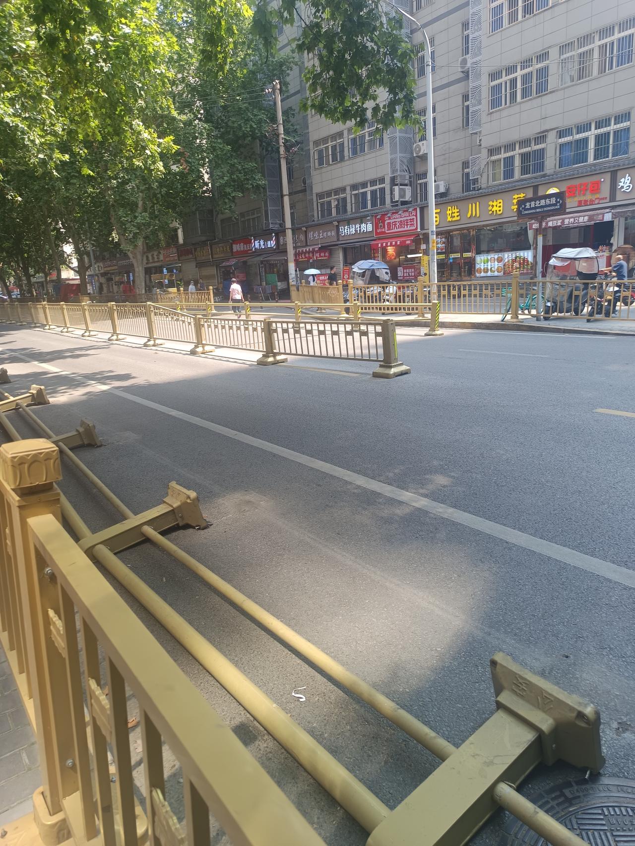 西安未央区龙首北路东段，隔离栏倒地，请管理人员处置。西安道路隔离栏 @西安城管 