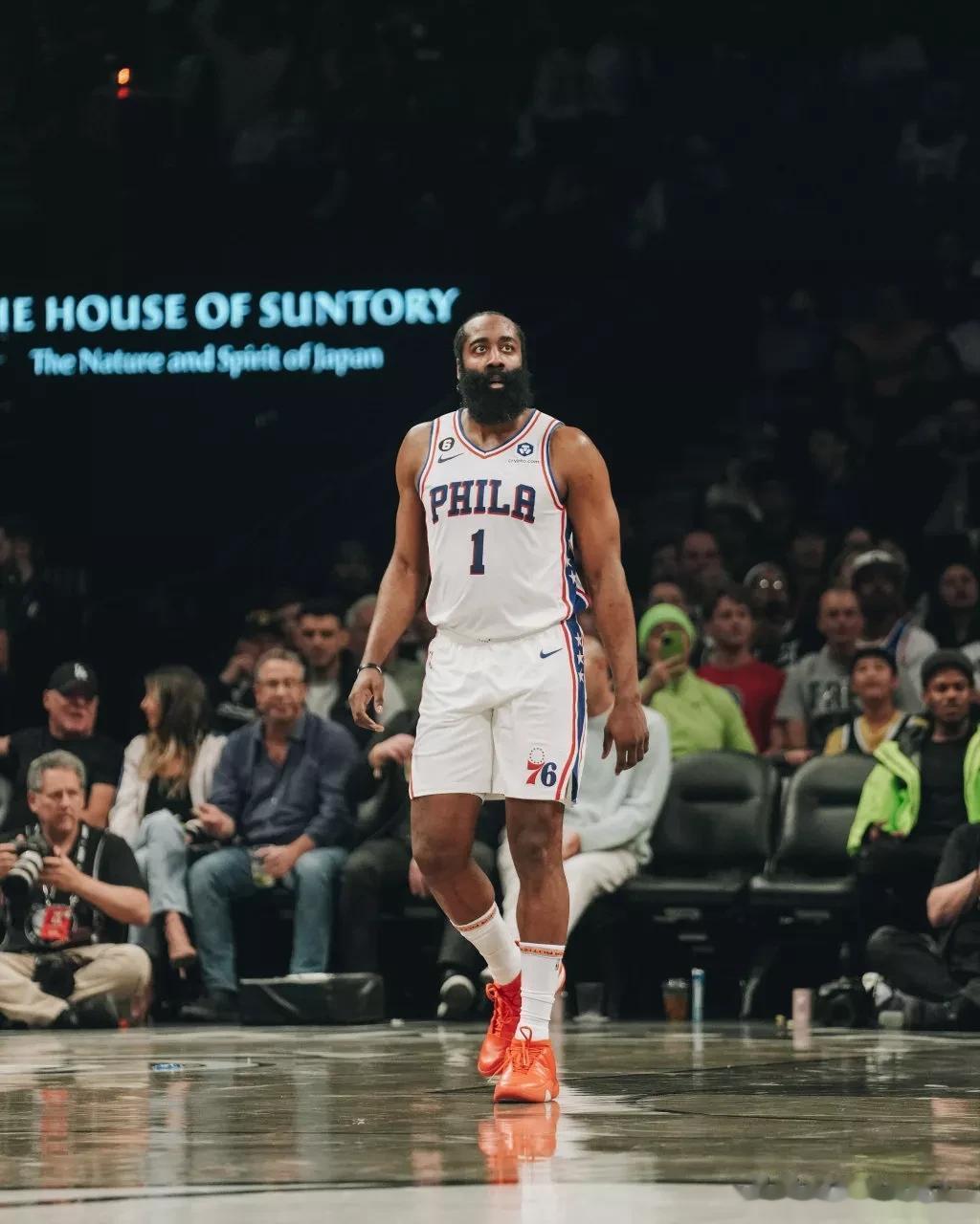 我一直很好奇一个问题:NBA超级巨星哈登到底强不强？强在哪里？
你说他强吧，火箭