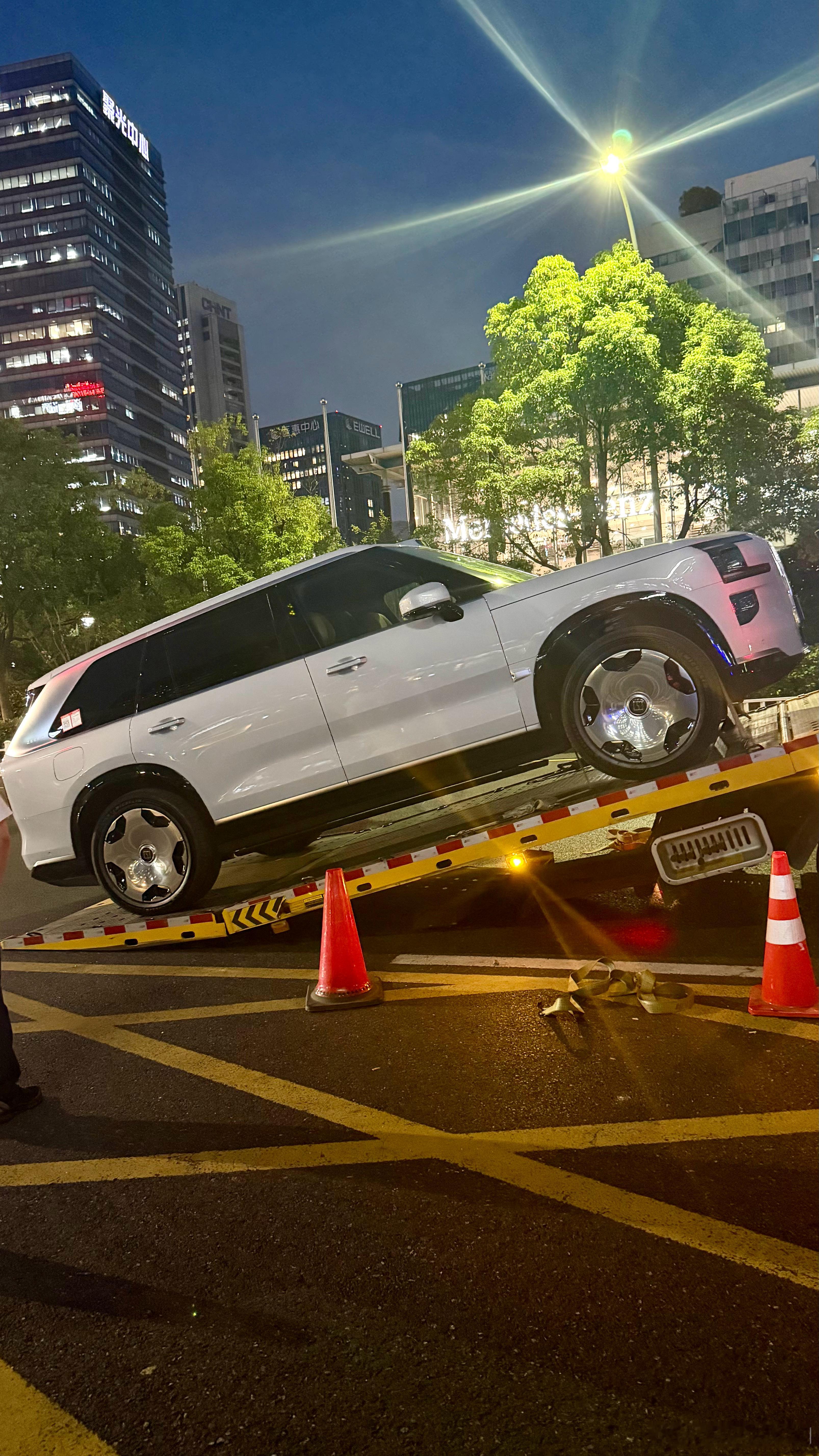 就问你帅不帅[嘻嘻]极氪9X重磅上市 ​​​