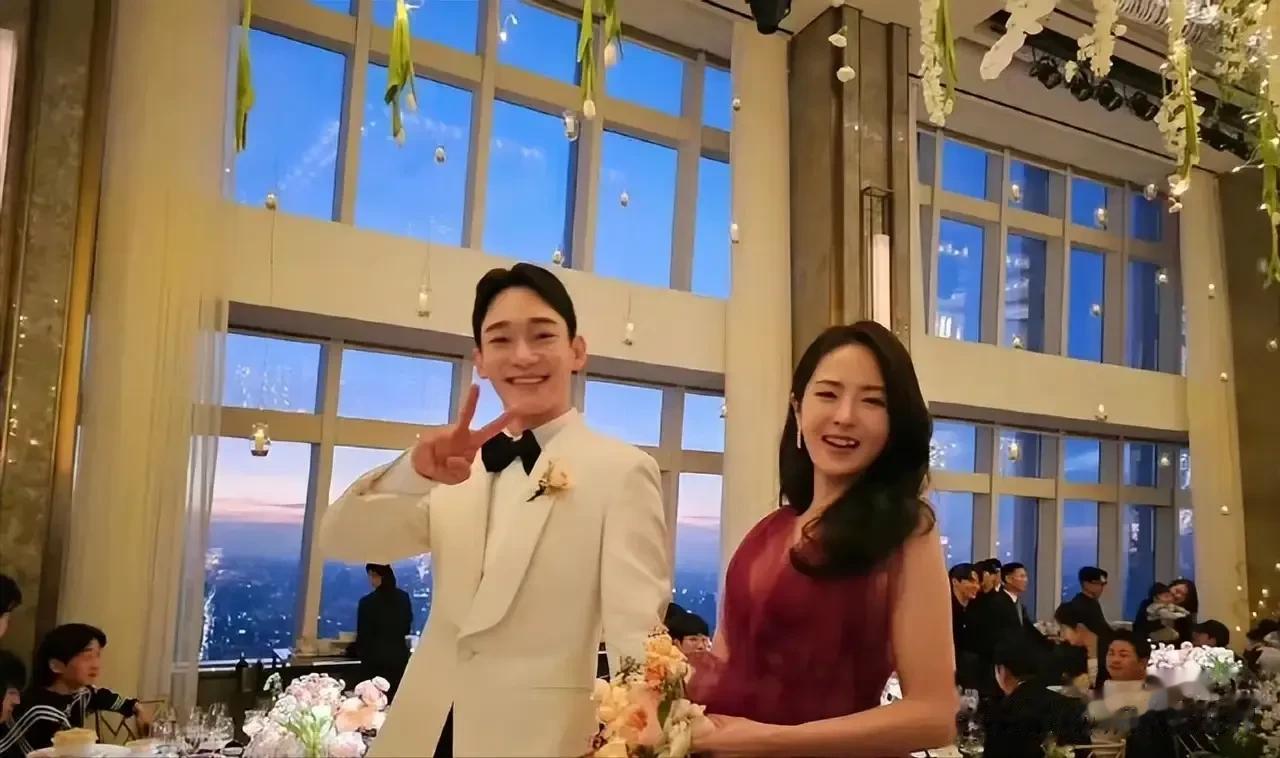 现在的偶像已经不流行“带球结婚”，而是“带娃结婚”了？！而且还带2娃[憨笑][憨