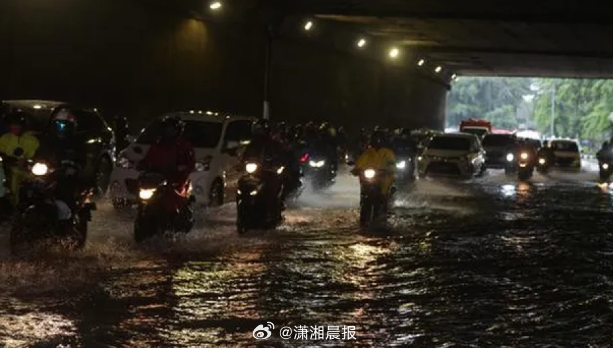 【#印尼暴雨一韩国人车内崩溃怒砸手机#】#韩国人因印尼暴雨在车内怒砸手机#近日，