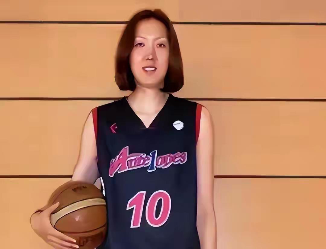 投机者！身为中国女篮成员，她竟装病偷入日籍，认日本人做干爹
 
曾经的国青女篮天