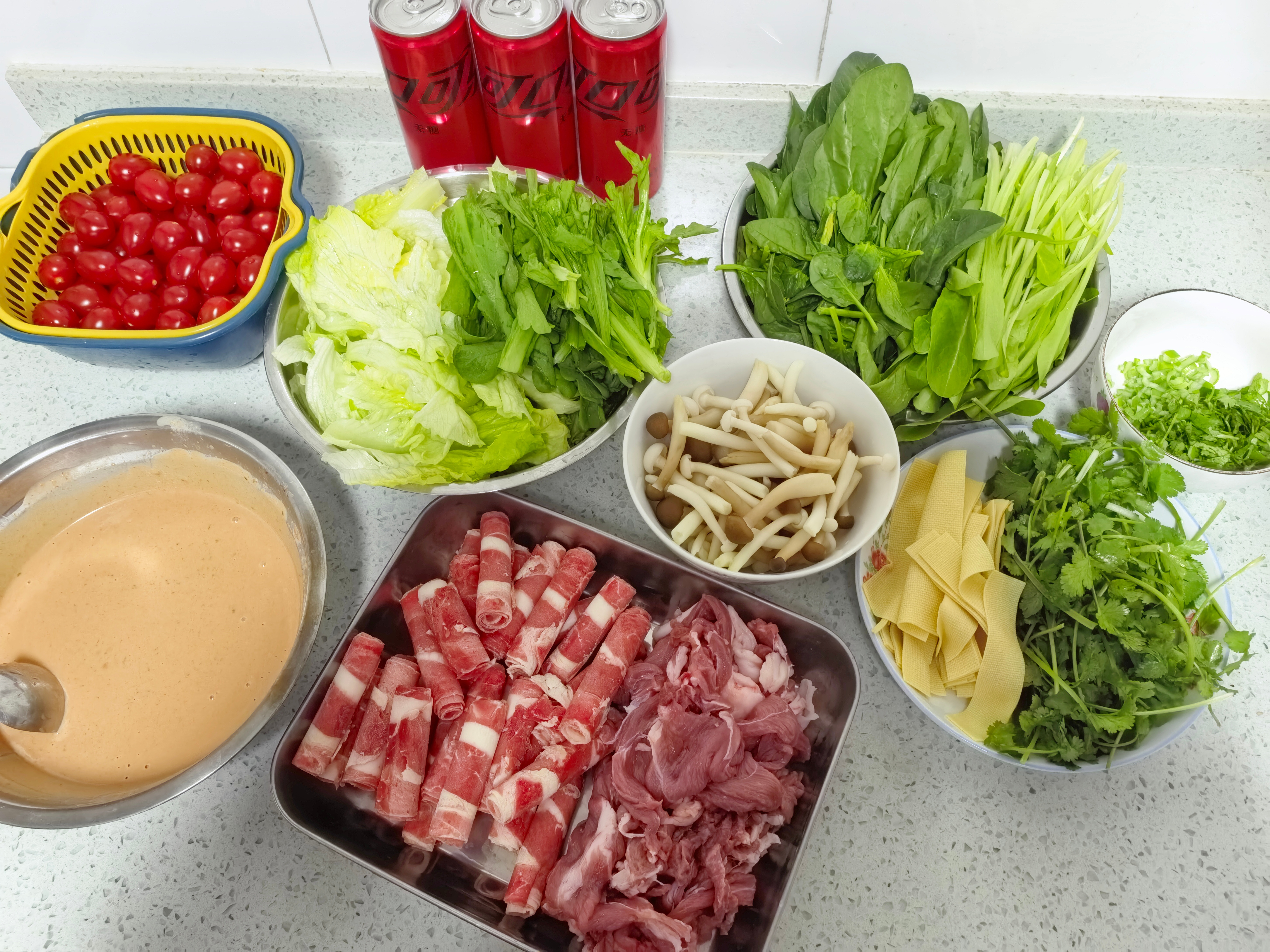 今日份晚餐吃火锅🍲，试一次手切羊肉某人的牙口一般吃不惯，我觉得还行😂 