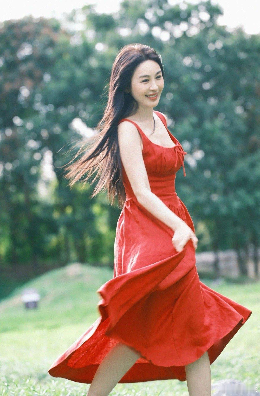 李菲儿美得好有生命力 李菲儿身着红裙，似春日里绽放的繁花，明媚而耀眼。她自然流露