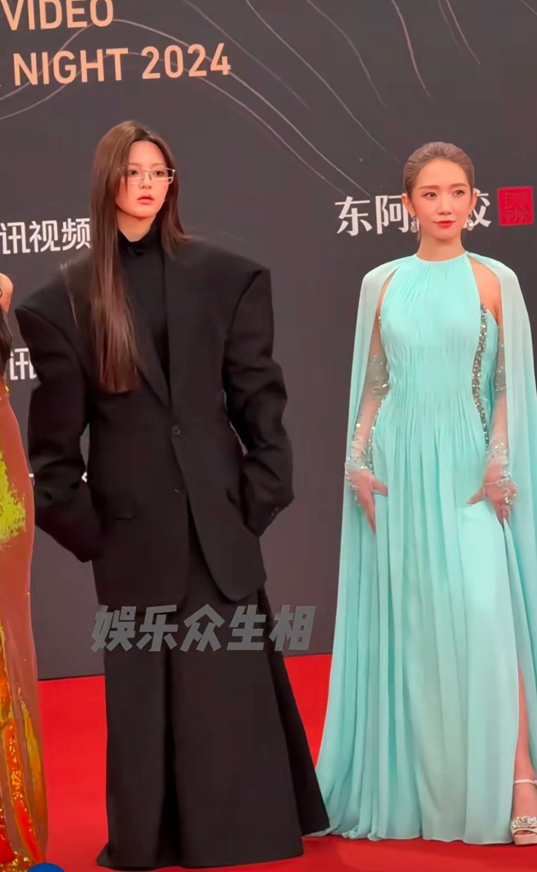 腾讯星光大赏，穿巴黎世家的杨超越在一排影楼服里很突出 