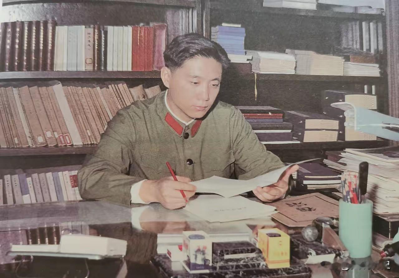 在七十年代初一位40岁左右的年轻人，在北京的办公室中留下这张珍贵老照片，只见他手