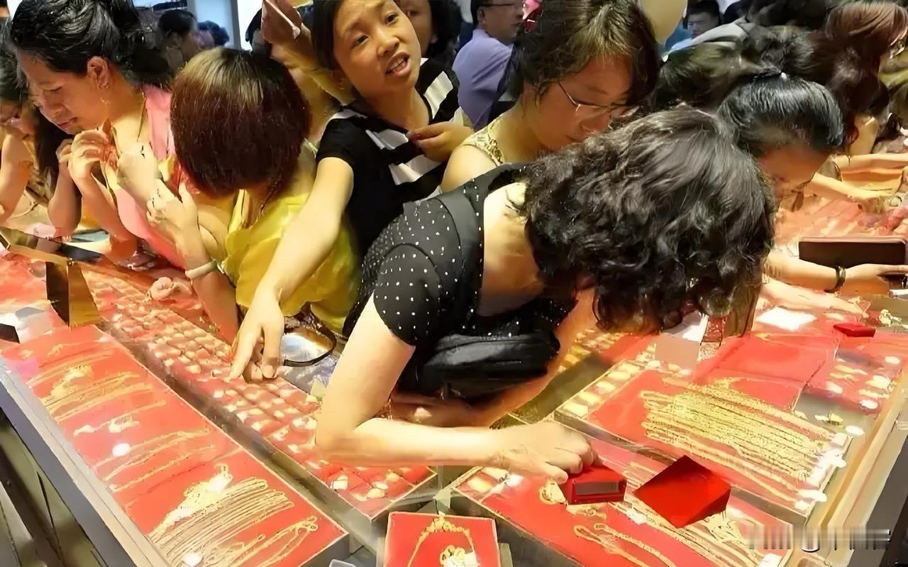 黄金的价格现在已经到了变态的地步了，入手不入手也要看方法！

先打预防针，记住了