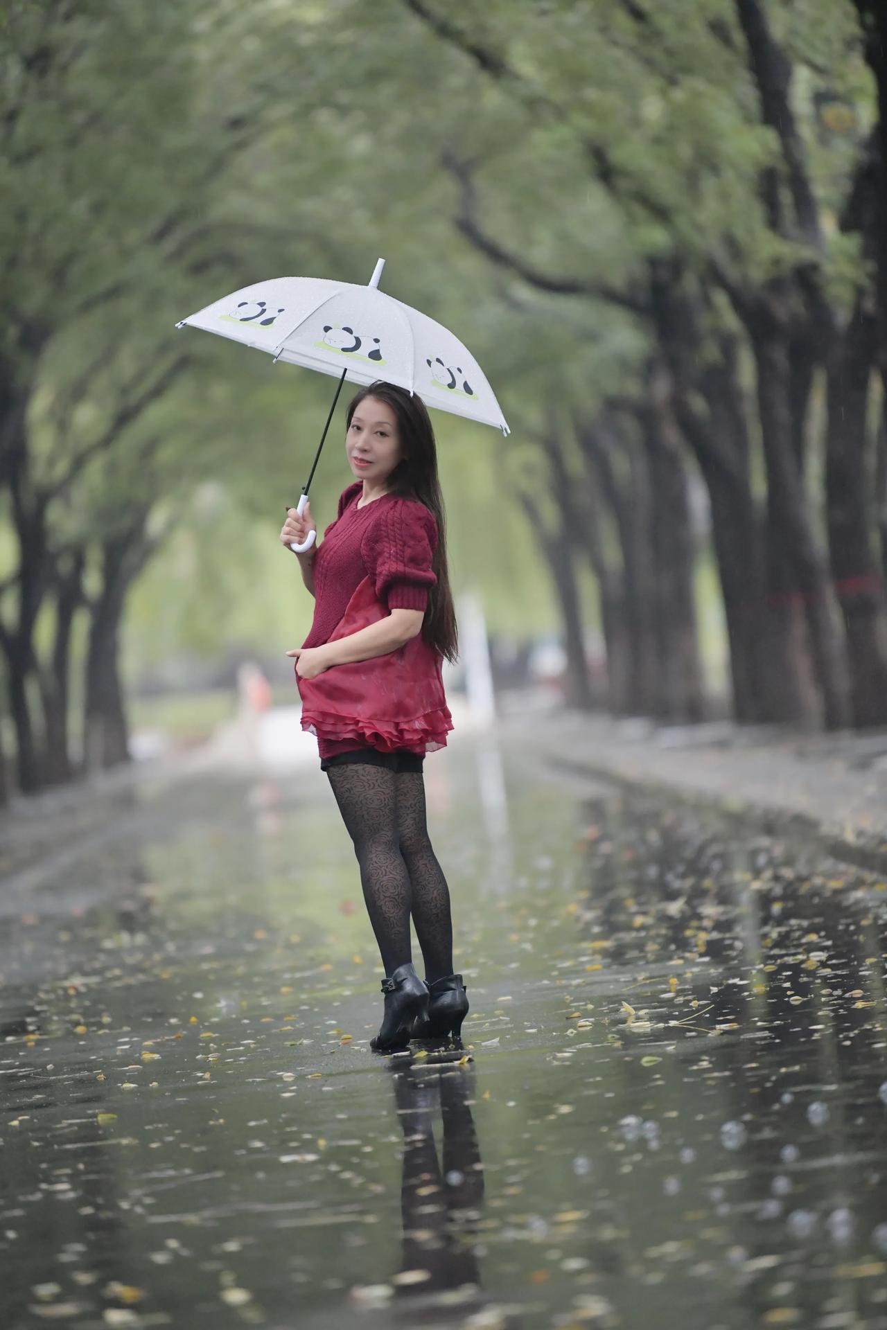 在秋天的小雨中，寻找属于自己最开心，最美好的时光！#公园里邂逅之美# #户外随拍