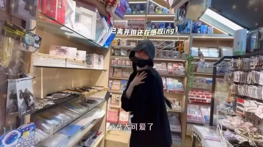 杨幂偶遇小黑蛇夜华笑死我了哈哈哈，幂姐在横店夜市溜达，结果遇到一条小黑蛇，当场大