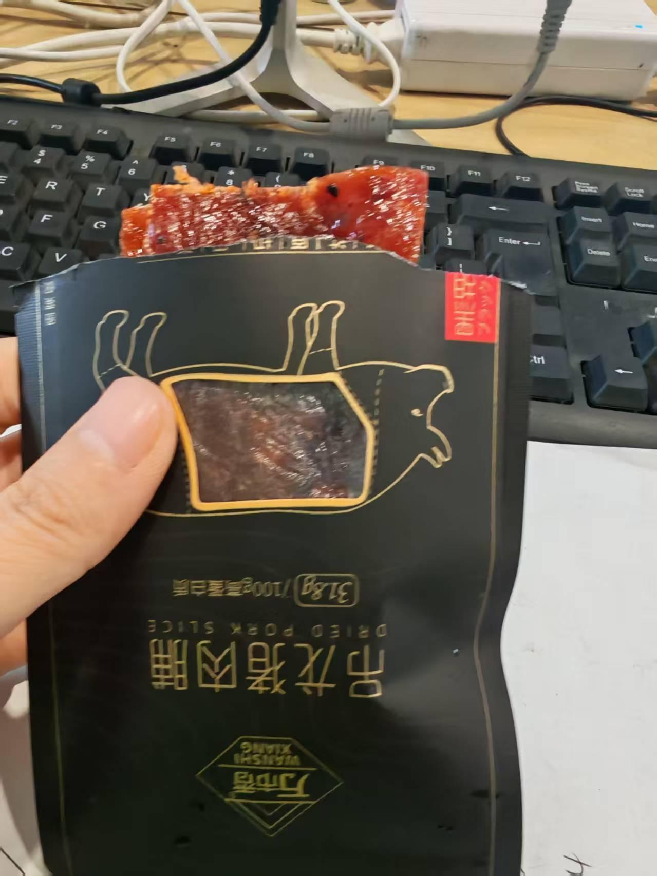 好想来测评万市香吊龙猪肉脯黑胡椒味，口感偏硬，胜在味道推荐 