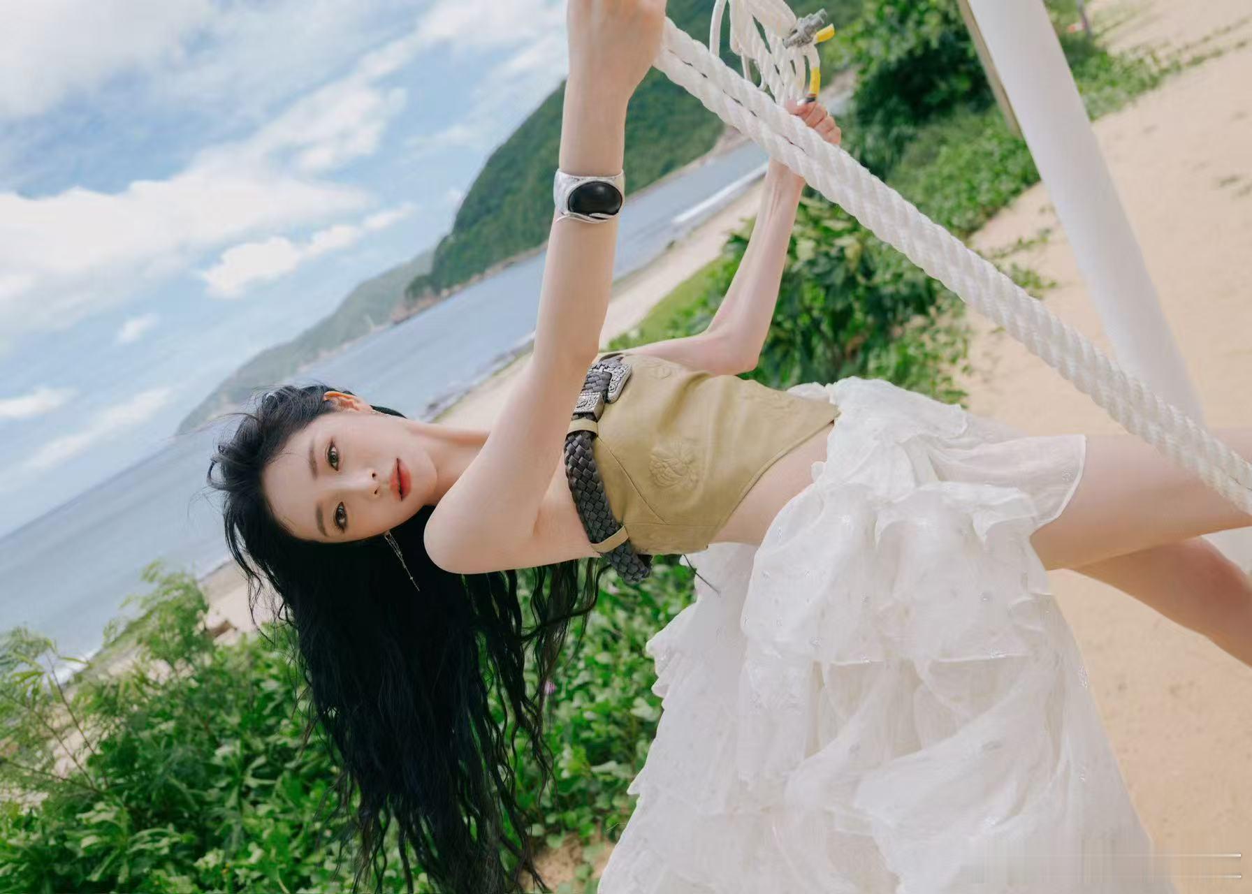周洁琼海盐芝士妆海盐味的周洁琼好漂亮 蓝色的纱质上衣搭配了裸色系的蓬蓬纱裙，周洁
