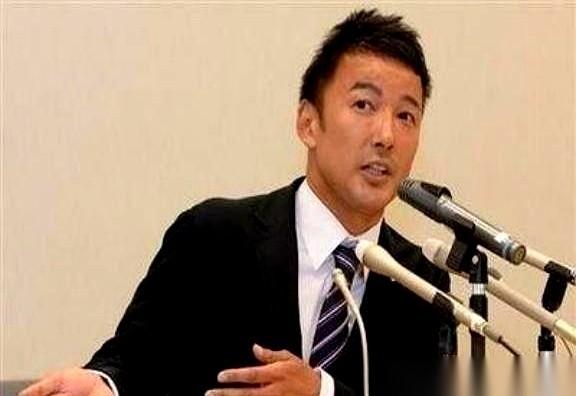 山本太郎，直接在日本国会把话挑明了。
他说，别扯那些虚的，就两个月，上游零件一断