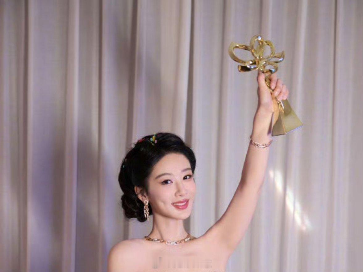 好多品牌祝贺杨紫【杨紫自身人品与实力足够亮眼，才会收获一众品牌的真心认可】杨紫拿