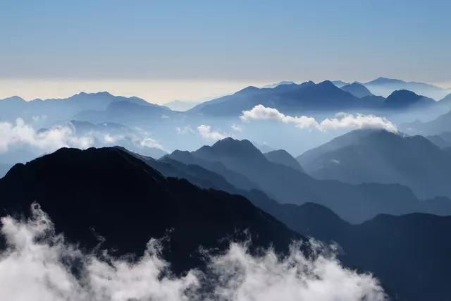 高山能容万鸟飞