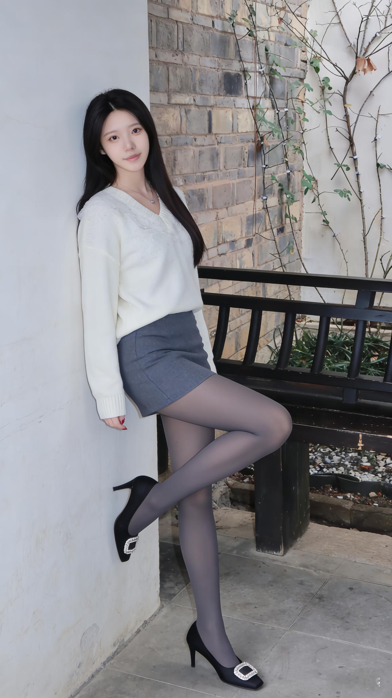 秋日穿搭指南：白色毛衣+灰色短裙+黑色高跟鞋，优雅又时尚！
分享甜美小姐姐随手拍