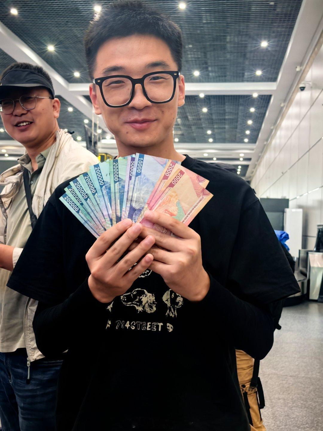 丝路万里一路向前 在塔什干机场体验百万富翁的一天，身后的看着自己手里的钢镚投来羡