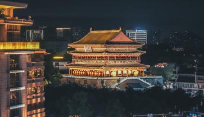 今天咱们聊一所特别的学校。不是985，也不是211，甚至连“大学”都算不上——是