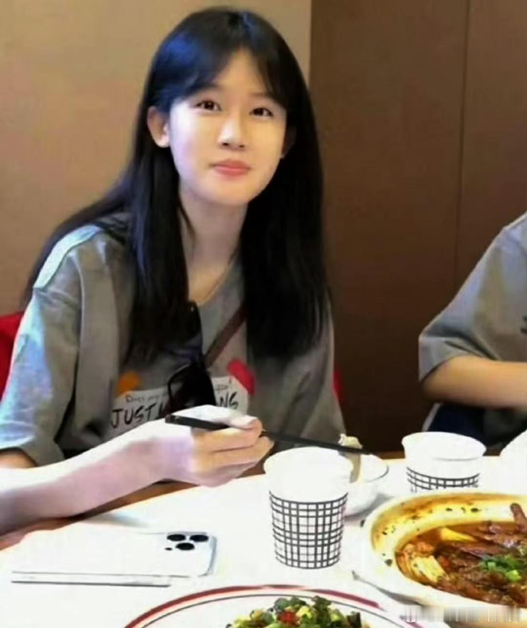 陆毅鲍蕾一家四口共用一张脸16岁贝儿好漂亮  陆毅鲍蕾太会养女儿了，一家四口共用