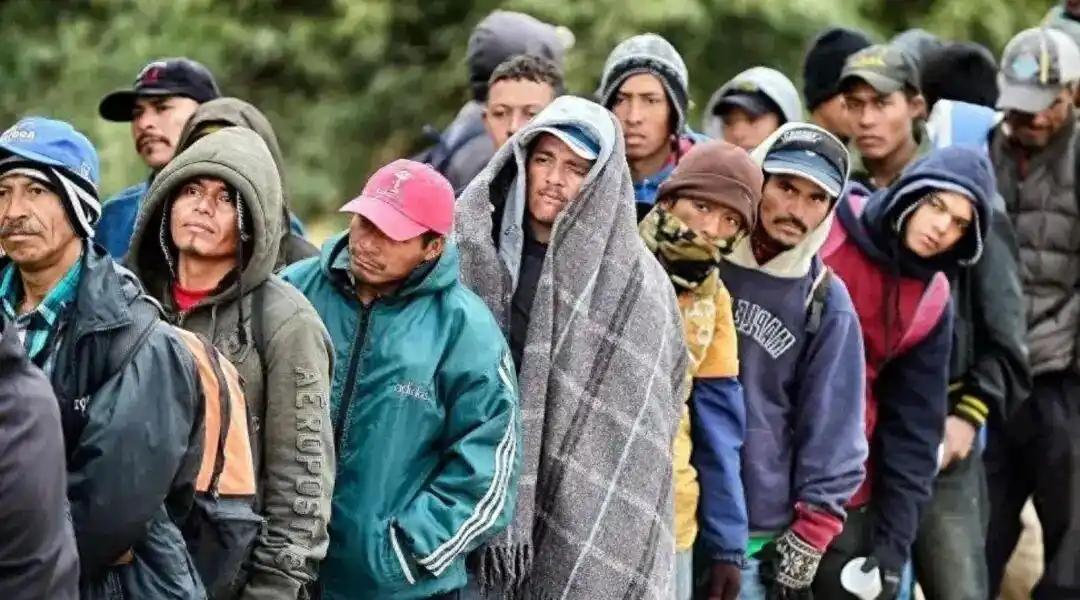 美国移民局搞出个荒唐计划，要把十多万“长得像中国人”的非法移民，直接打包遣返。可