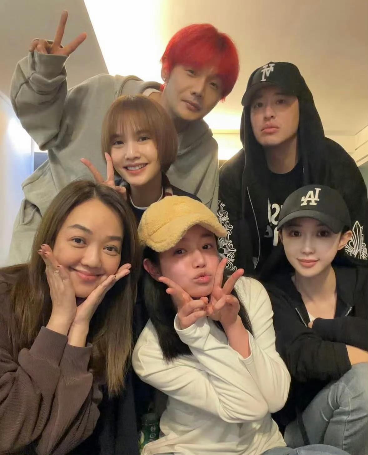 杨丞琳、李荣浩、潘玮柏、宣云、陈妍希、杨欣春节聚会✌️ 


（杨欣和廖晓乔、孙