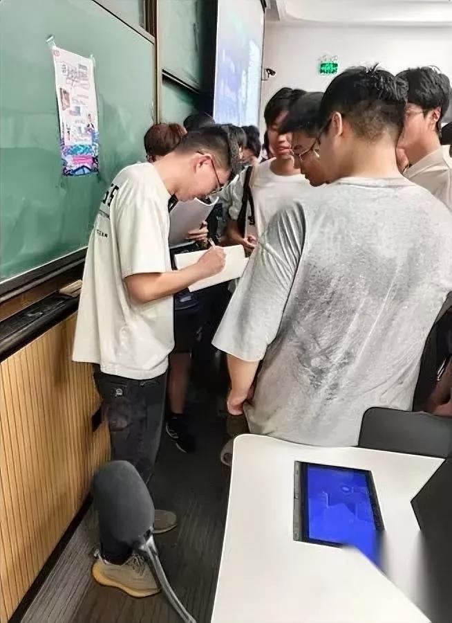 吉大这波操作

我直接服了

专门把之前敢说真话的耿同学请回母校做演讲。

这哪