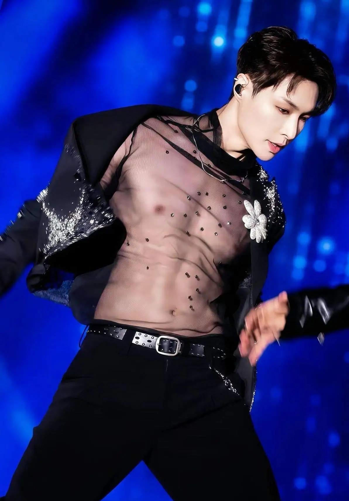 不知道为什么，只要听到大花轿，女孩子们都莫名其妙的兴奋了
张艺兴的《大花轿》火了