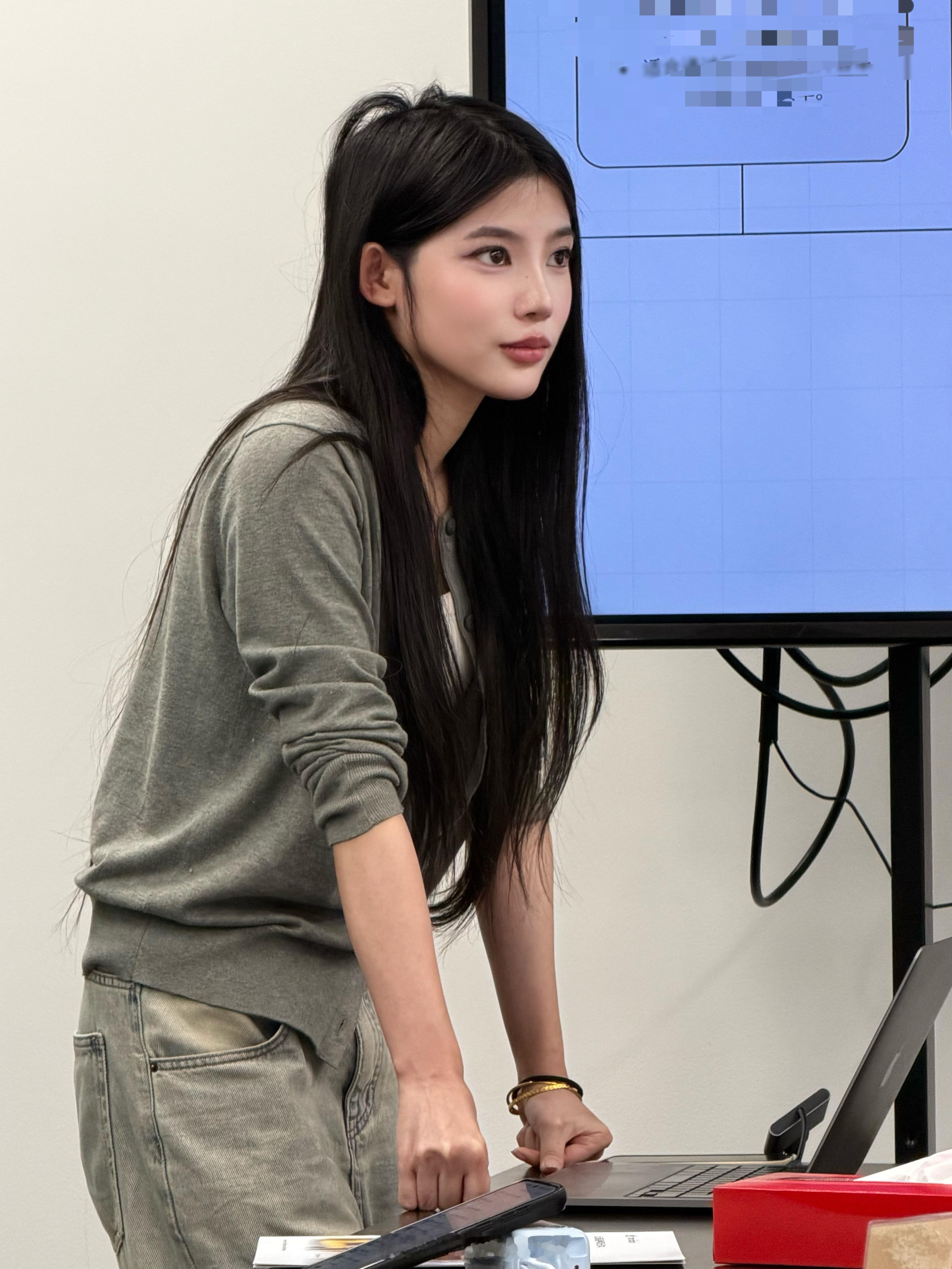 被来公司访问的客人偷拍的开会照片哈哈哈哈bur 我想说怎么我开会第三视角看可以拽