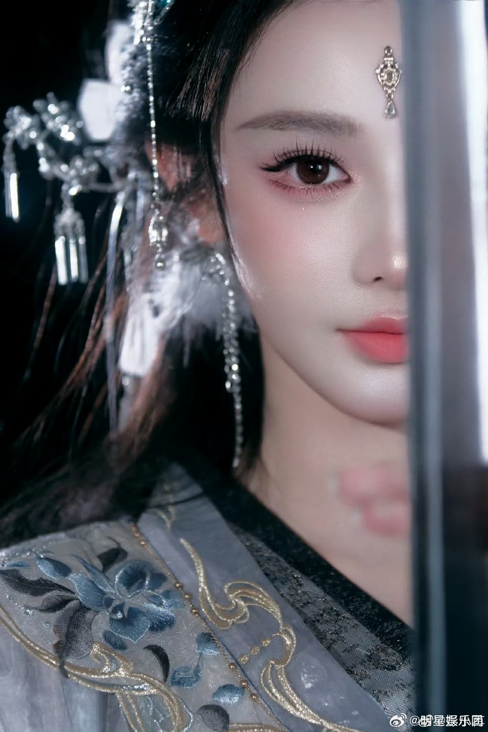 彭小苒这次是冷感美人对比《东宫》中红衣明媚的曲小枫、《淮水竹亭》中邪魅的珈蓝，此