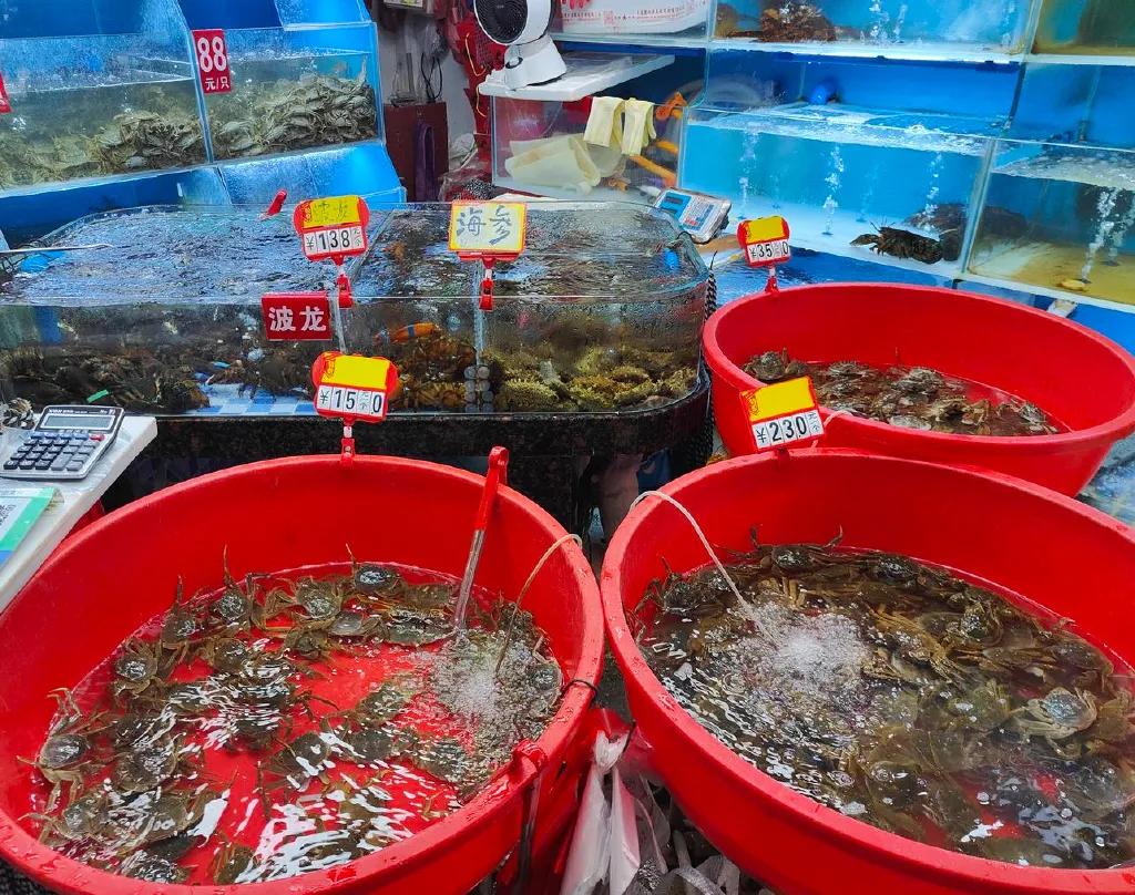 大闸蟹价格腰斩，国庆后大闸蟹价格大跳水，原因无非就3个

1，消费降级了，吃不了