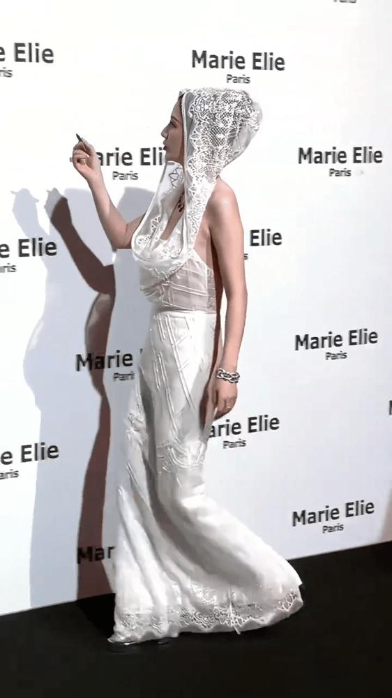 张萌45岁，上海时装周撞衫刘芸，身材线条像25岁。
白色透视装，大露背，蕾丝花