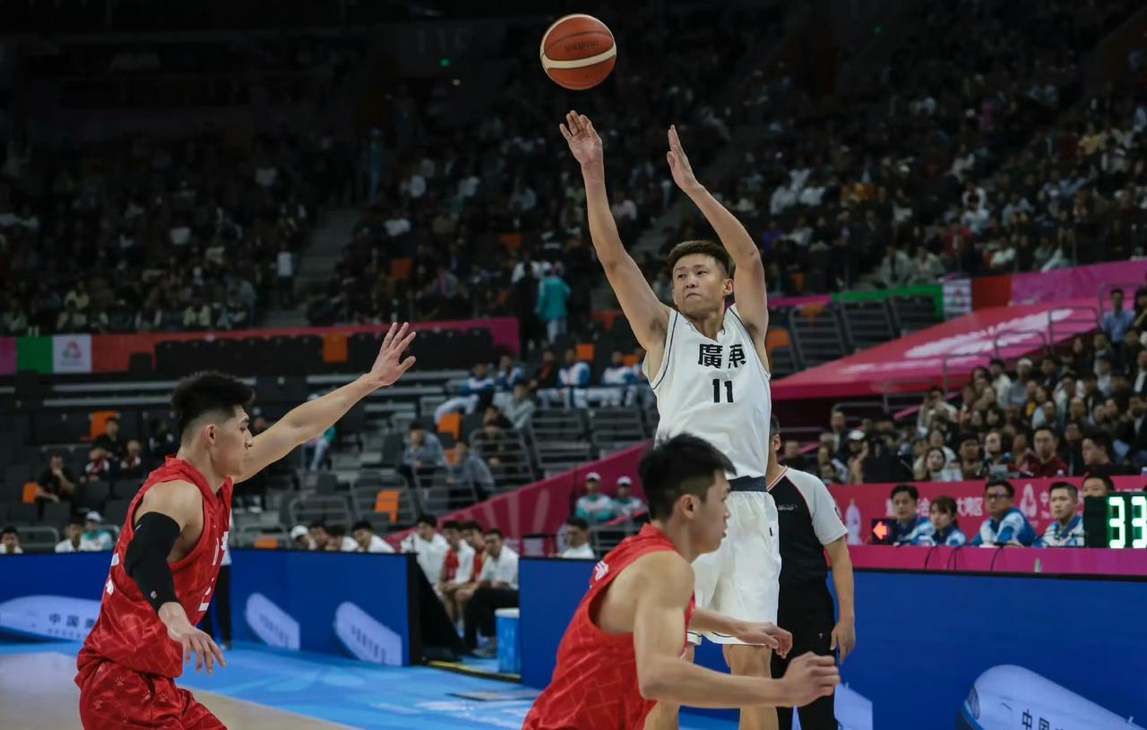 连广东球迷都忍受不了周鹏球场恶汉的行为了！

周鹏真是成了老球痞了，和李翔波抢篮