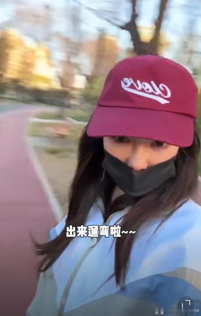 蔡文静 报备型女友 蔡文静晒出和朋友聚会的照片，边吐槽边笑，这种日常琐碎被她分享