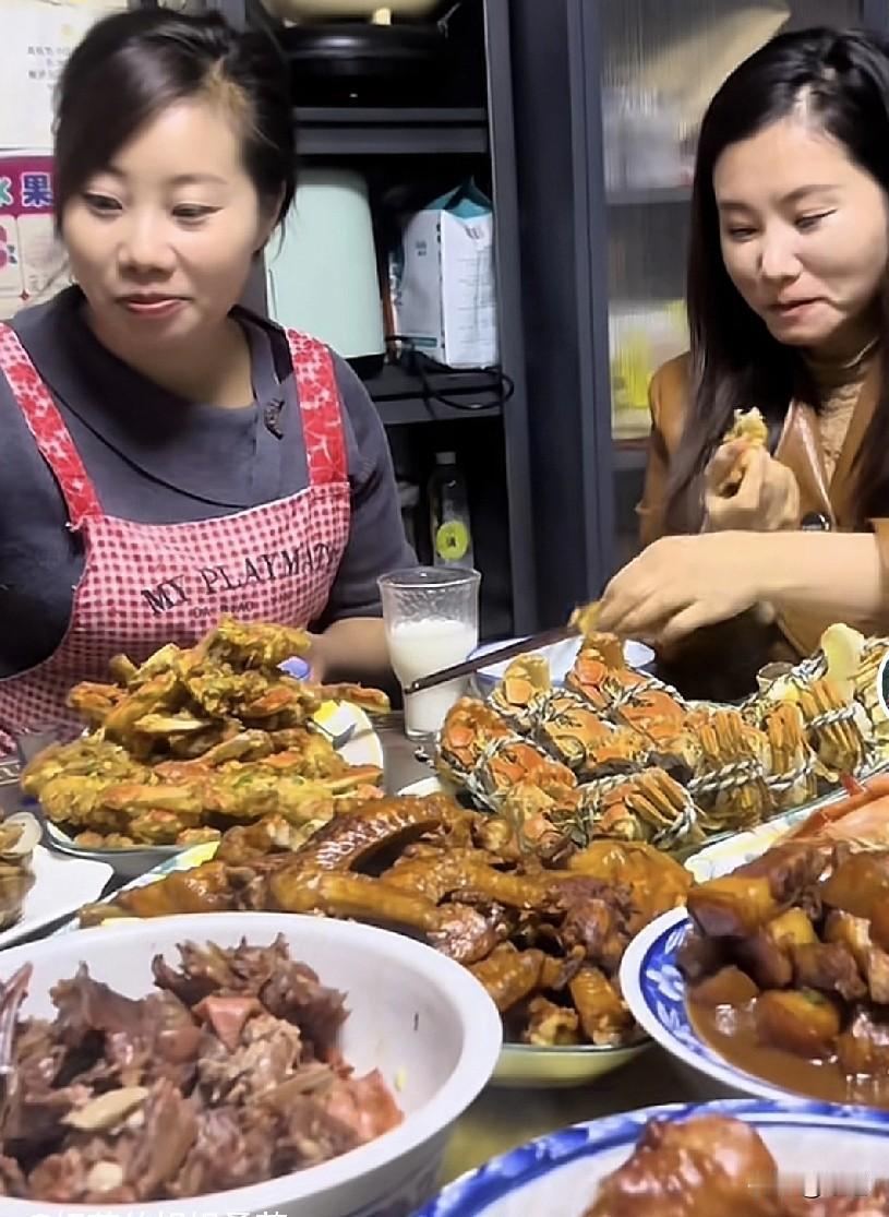 你看现在杨妞花和她姐姐多幸福。老公帅气，儿女双全，家庭幸福，事业有成。
假如她们