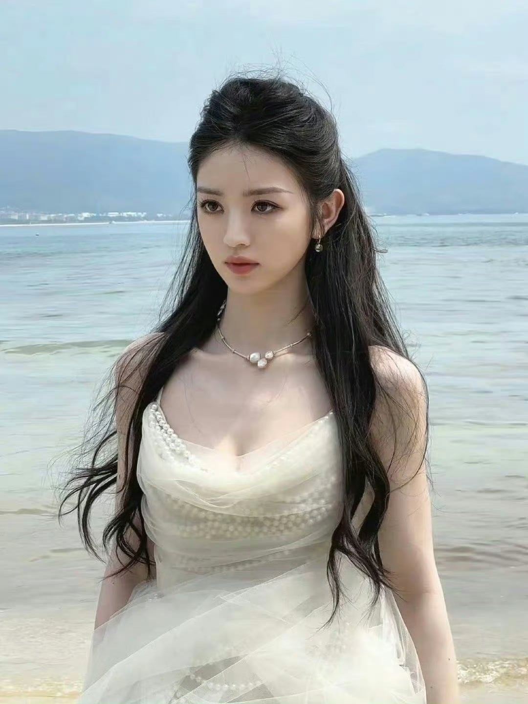 田曦薇没刘海差点认不出来 第一眼看确实没有认出来，仔细看的话造型一下没刘海的发型