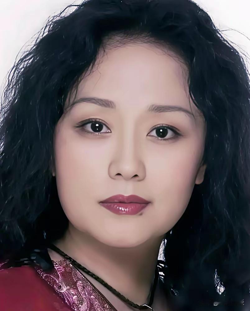 曾经靠着潘金莲一角风情万种，红遍全国，现在却专门在剧里演妈妈婆婆。
 
如今她已
