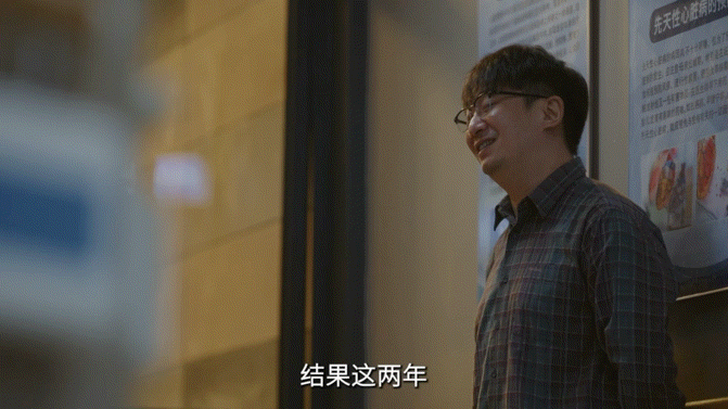 问心2痴呆妈妈扔儿子粪球 隔着屏幕都感到窒息，曾经最疼他的妈妈如今却认不出他，这