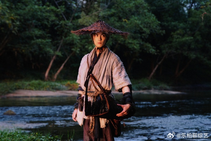 吴磊溪边斗笠蓑衣   吴磊溪边斗笠蓑衣，好有一种江湖剑客的氛围感！意境直接已经拉