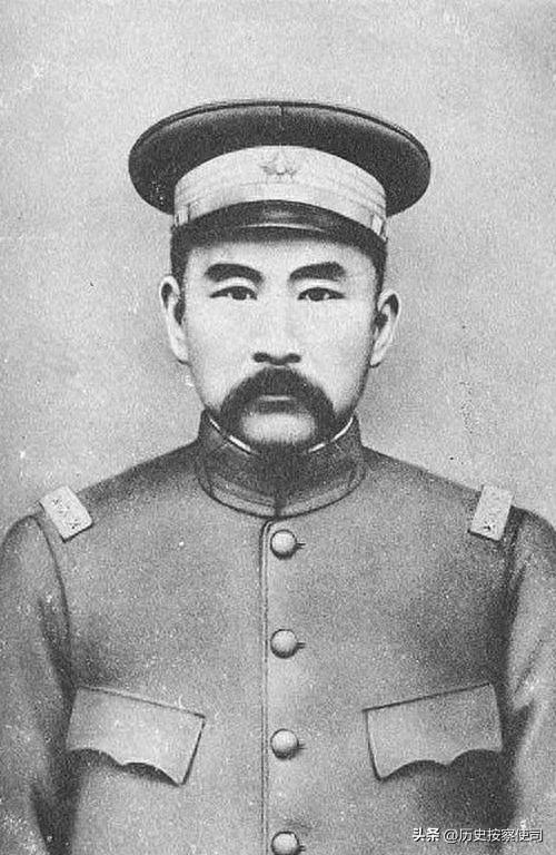 1917年7月1日，北京老百姓一觉醒来，出门一看，满大街挂的是龙旗，报童喊的是”