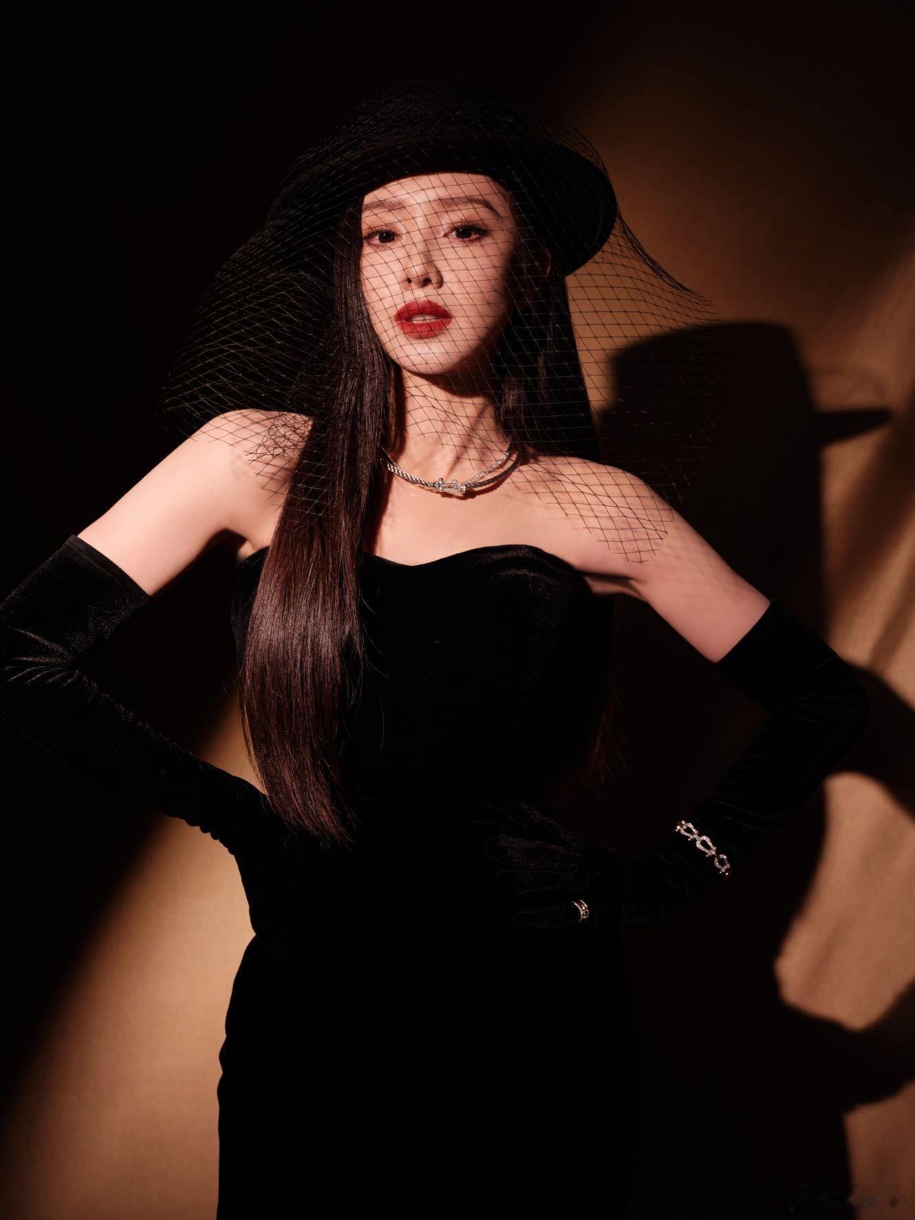 王鹤润英气女伯爵 她身上那种既高贵又锋利的气质，非常适合大银幕，黑丝绒长裙把她的