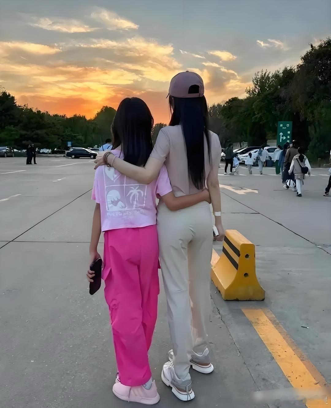 哇塞，李小璐的女儿甜馨长这么大了，像谁呢？蛮漂亮的 
