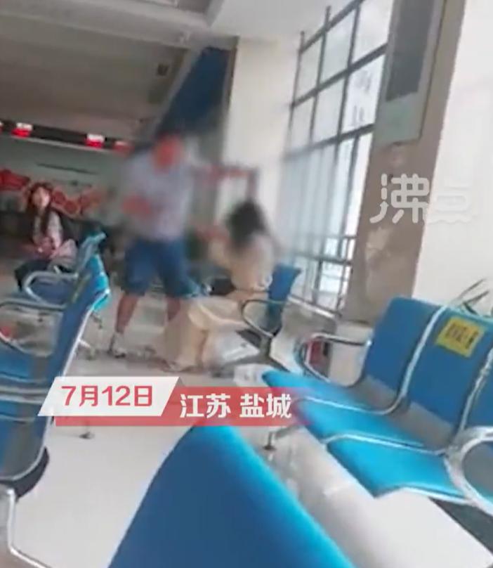 【 民政局：报警后在警察监督下已办离婚】7月12日，江苏盐城，网曝一男子在滨海县