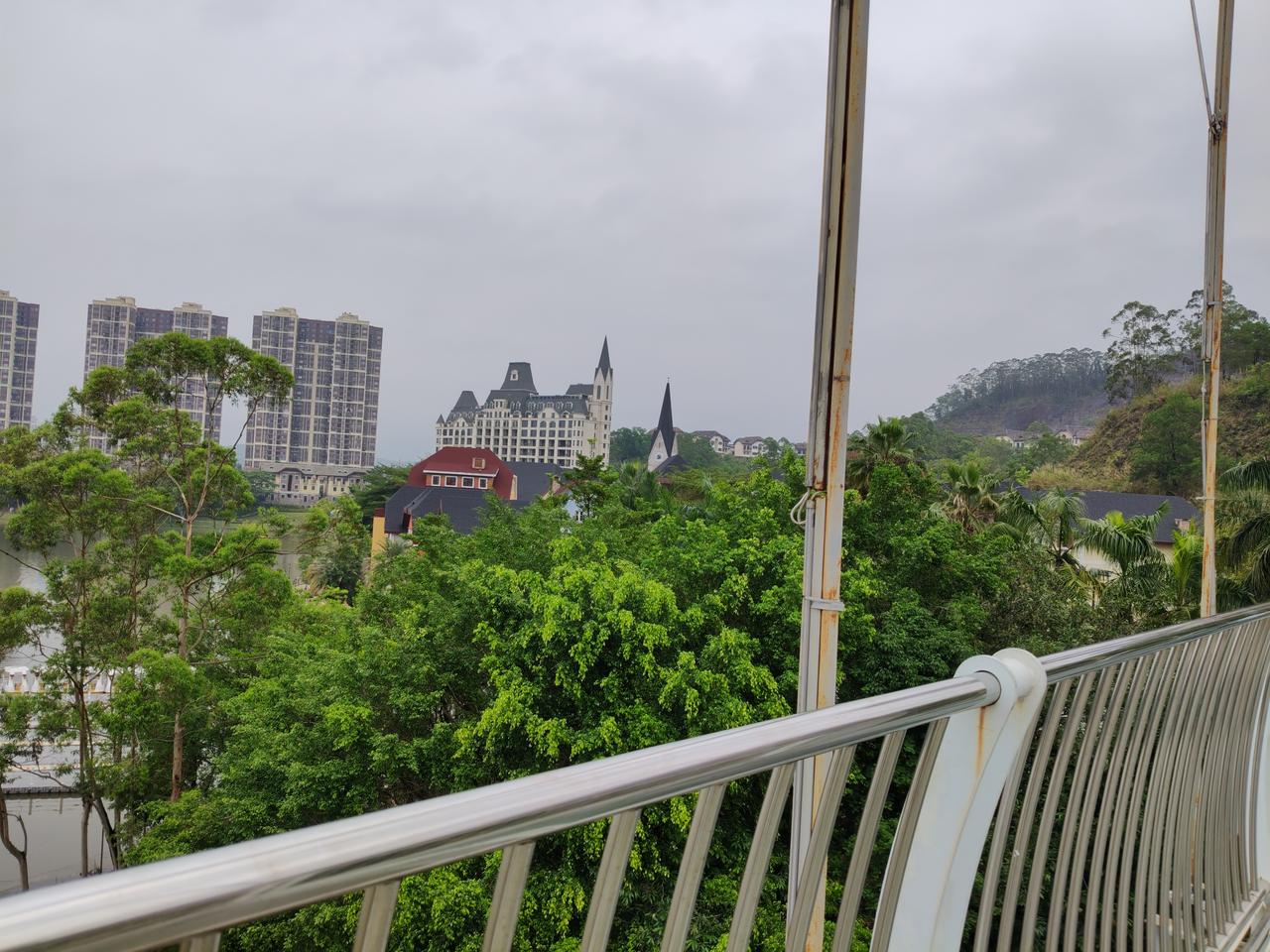 复读了一年，自己的成绩也提高了六七十分，与想象中还是差距比较大，但是那一年内心特