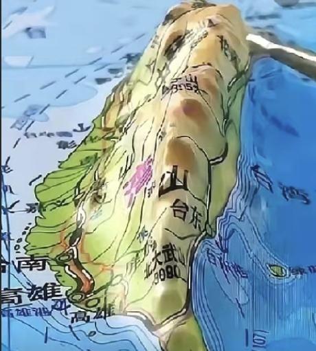 台湾地区某些人说：“要是大陆强行统一，台湾人民绝对不会同意”。

台湾岛内有些人