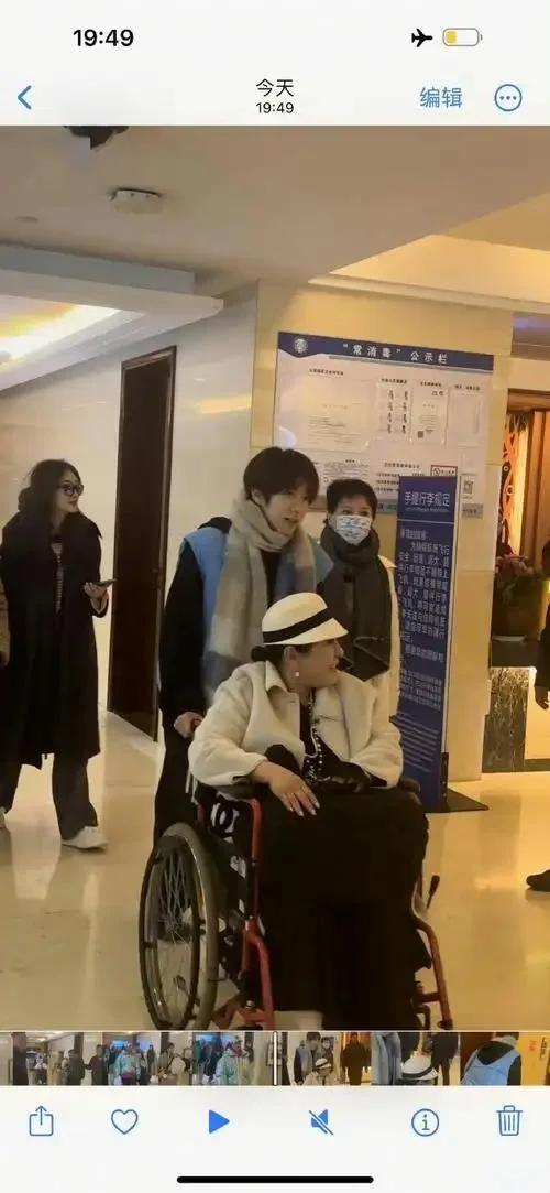 《一路繁花》：向太出行引关注，众姐亮相绽