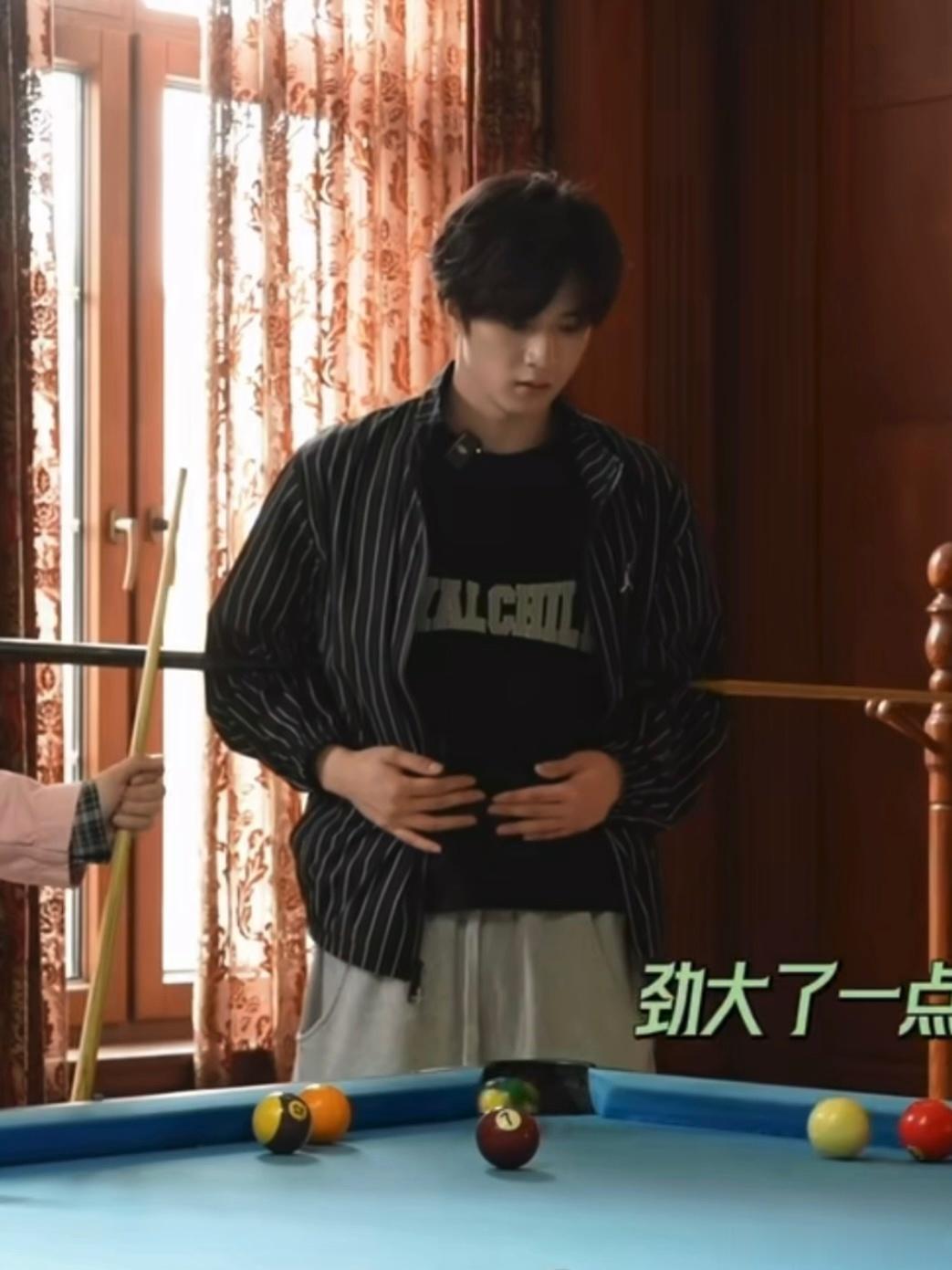 一开始以为文文在摸肚子 直到看向背后的球杆…宝宝你怎么把自己变成烤串了！ 